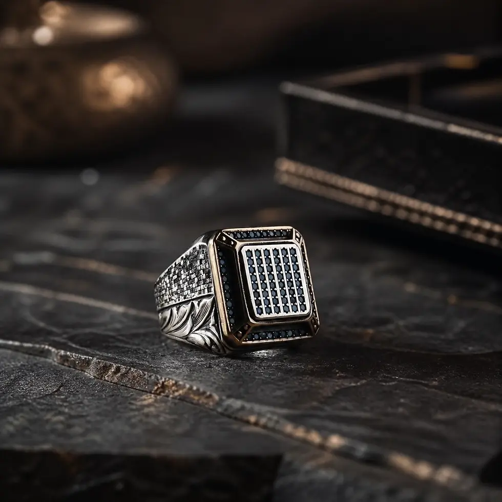 サムネイル： シグネット ブラック マイクロストーン と フローラル 彫刻付き 925スターリングシルバー メンズリング