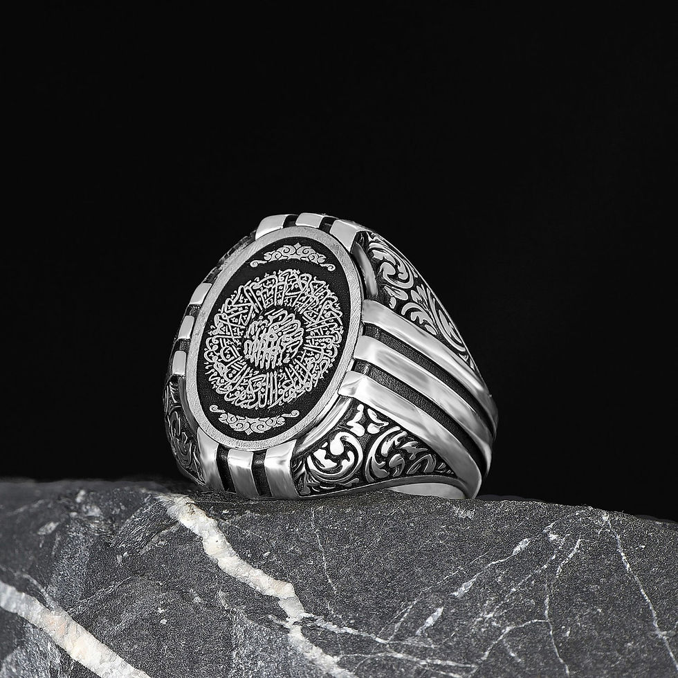 サムネイル： Surah Ash Sharh Striped Sterling Silver Men's Ring on a dark stone surface