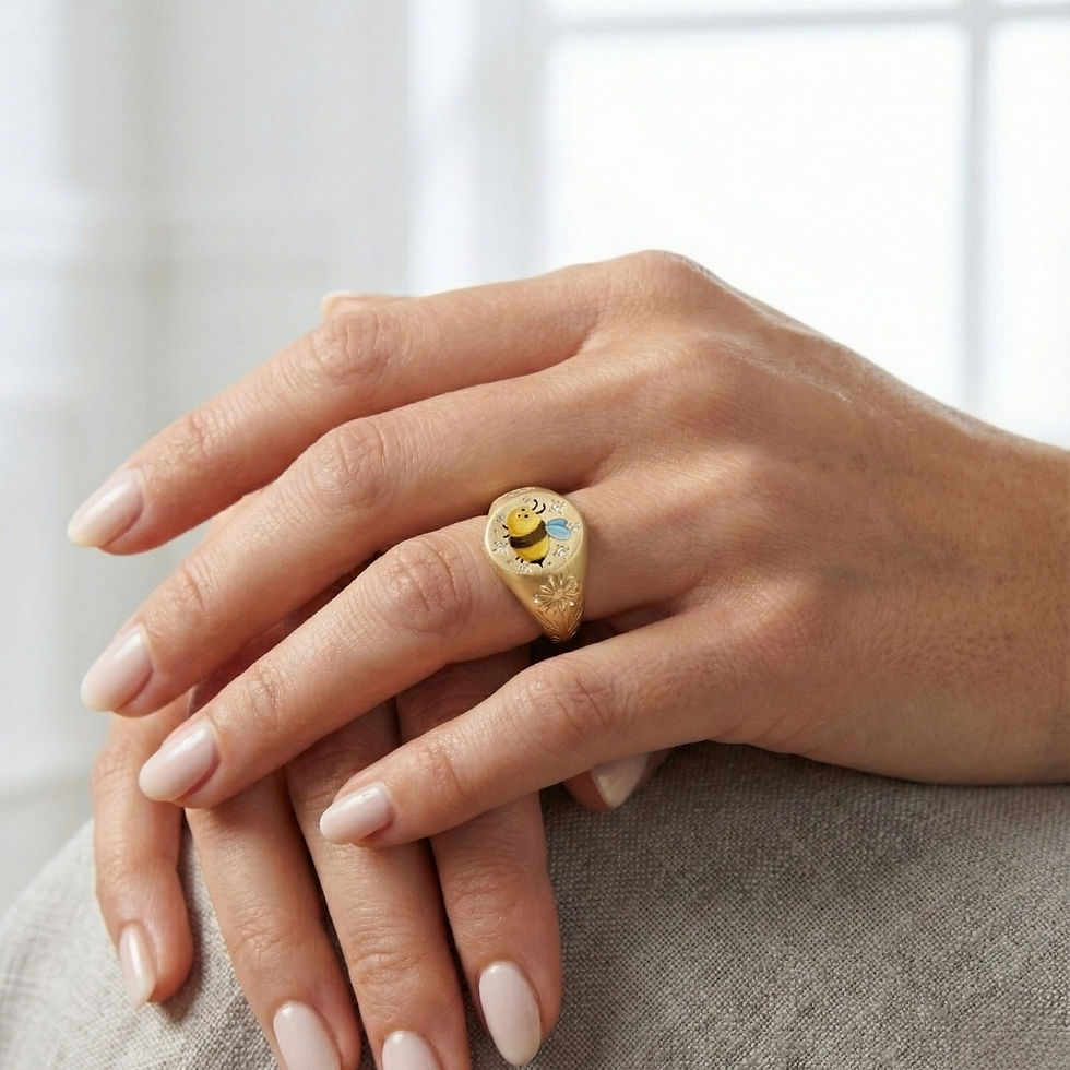 Küçük resim: Custom Enamel Bee Ring with Diamonds | Floral Carved 18k Gold Signet