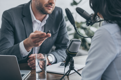 Un journaliste interview une femme d'affaires 
