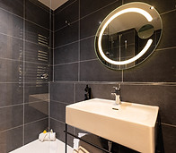 Salle de bain de la résidence hôtelière 4 étoiles "L'Envol" à Roissy-en-France, Océanis promotion