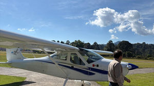 Aprenda las diferencias entre ala rotativa y ala fija: rotor frente a alas, despegue vertical frente a pista, vuelo estacionario frente a desplazamiento.