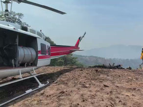 El combate de incendios forestales con Bambi Bucket combina recarga en vuelo estacionario, helicópteros clasificados por capacidad y coordinación entre autoridades.
