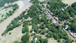 Conozca cómo los helicópteros en emergencias participan en evacuaciones, puentes aéreos humanitarios y evaluación de daños durante huracanes e inundaciones.
