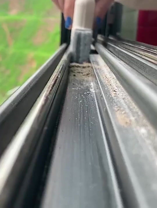 الصورة المصغرة: فرشاة تنظيف الأخدود للنوافذ ومسارات الأبواب