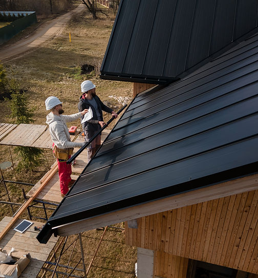 full-shot-roofers-working-with-helmets_e