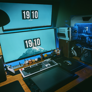 Setup de computadora con pantalla y dispositivos electrónicos