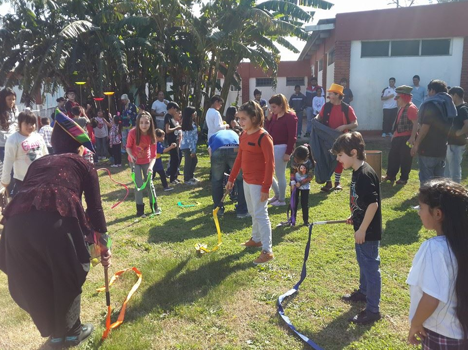 Juegos,_sol,_payasos,_diversión_y_niños_felices!.png