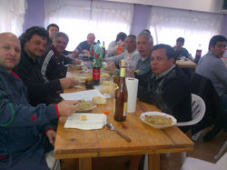 20-_compañeros_disfrutando_el_locro.jpg
