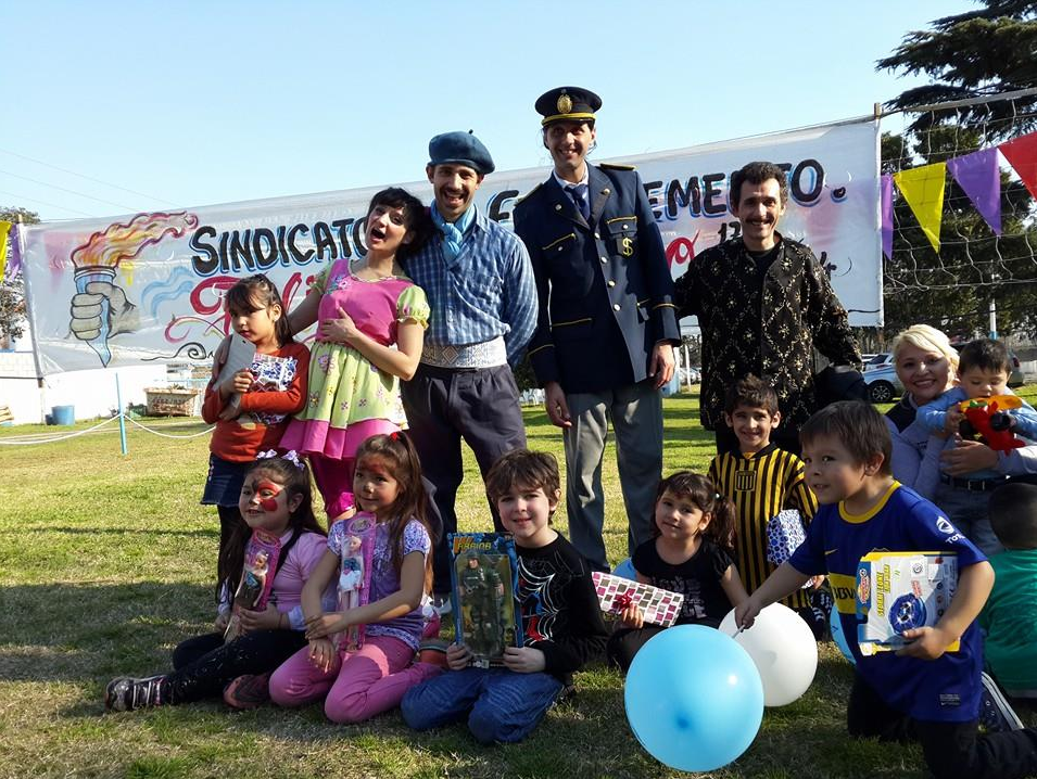 Los_artistas_compartiendo_risas_con_los_niños_despues_de_la_obra.png