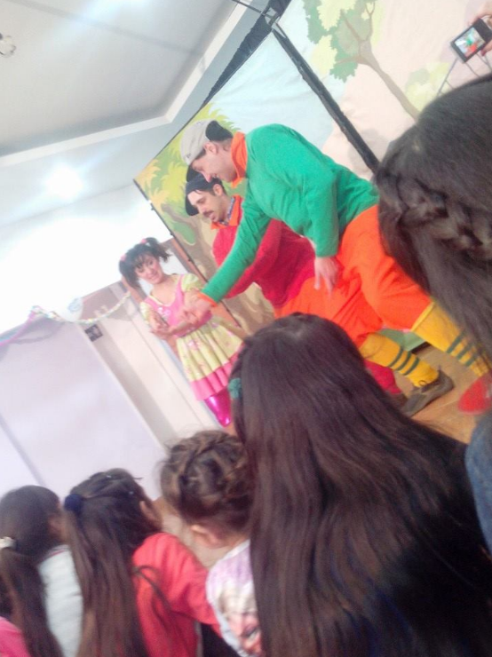 los_niños_mirando_la_obra.png