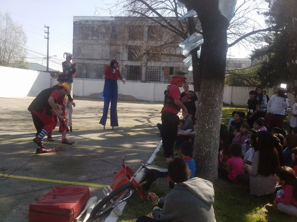 los_payasos_jugando_con_los_niños.png