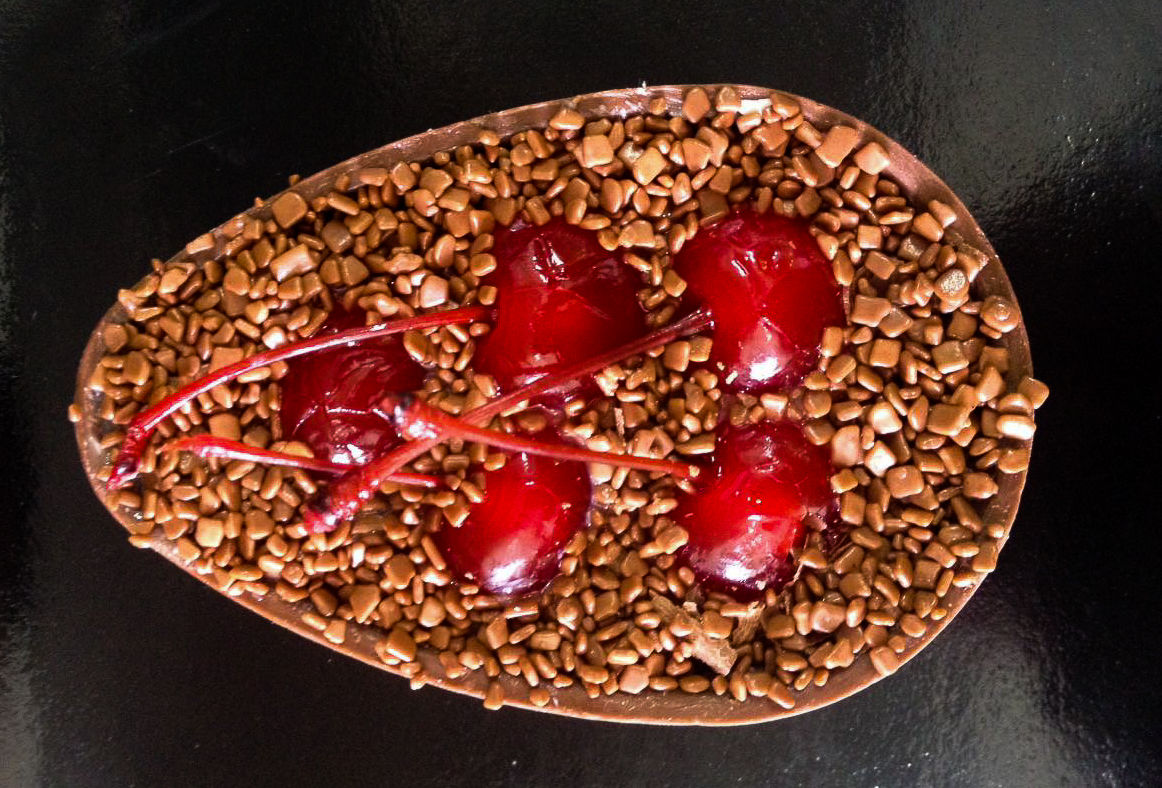 Meio ovo recheado chocolate Belga e cereja 140g