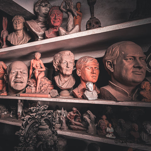 #StreetPhotography #ArtLovers #UrbanExploration #HistoryInArt #Sculpture #StreetArt #ArtOfTheStreets #CandidArt #CultureCaptured #InstaArt #ArtisticExpressions #ExploringCulture #UrbanArtScene #VintageVibes #StreetsOfIndia #VisualStorytelling #HistoryUnveiled #HeritageArt #IconicFigures #TimelessArt