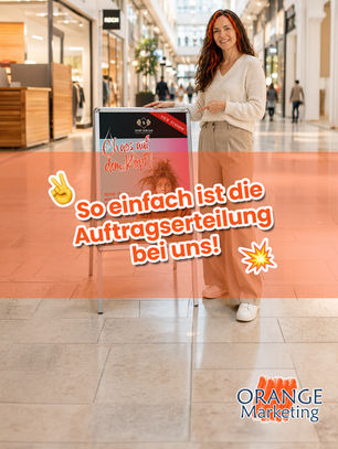 Frau neben einem neuen Kundenstopper für den Coiffeursalon Snip Squad