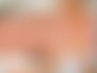 Kosmetikerin, welche vor dem Laptop sitzt und mit KI (ChatGPT, Gemini, Claude) arbeitet und am Schluss merkt, dass sie nicht das erhält, was sie wollte. Überschrift: Trotz KI ist dein Marketing Mist! Warum?...