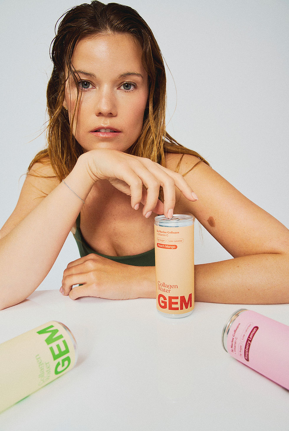 Jeune femme aux cheveux wet look avec des canettes GEM