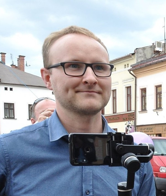 Jan stebel trzymający kamerę