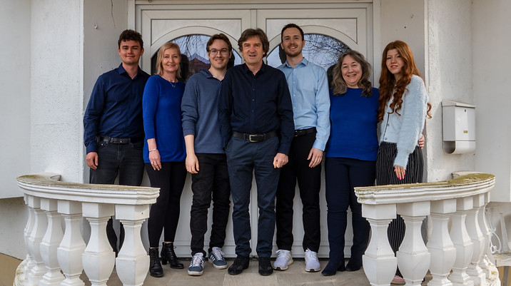 Gruppenfoto zugeschnitten heller kleinere Datei.jpg