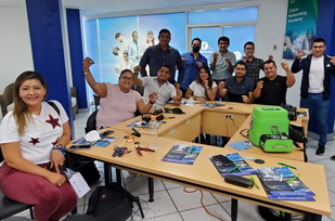 Programa de maestría en TI de la PUCE Manabí visita nuestras instalaciones