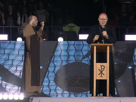 Dom Adair faz oração contra o comunismo durante evento religioso em Brasília