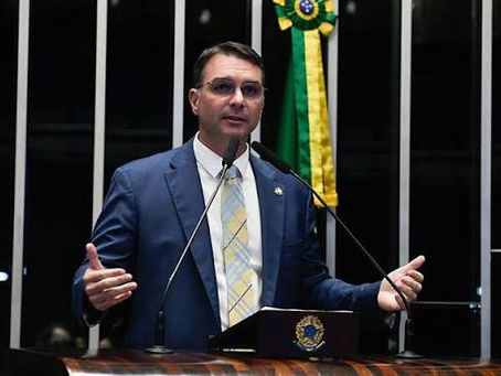 “Estamos em avião sem piloto”: Flávio Bolsonaro intensifica críticas a Lula
