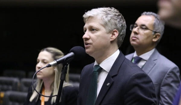 Câmara aprova emenda que proíbe presos de votarem