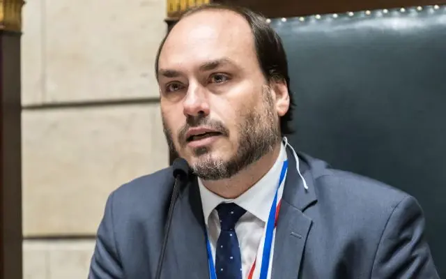 Carlos tenta visitar o pai, não consegue, e reclama de restrições