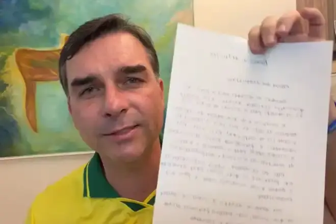 Bolsonaro pede união em carta lida por Flávio