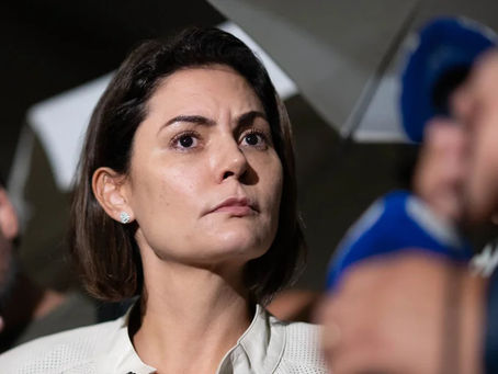 Michelle Bolsonaro critica desfile que retratou ex-presidente como palhaço