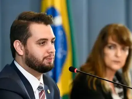 ALERTA: Polícia Federal prende Filipe Martins após fuga de Silvinei Vasques