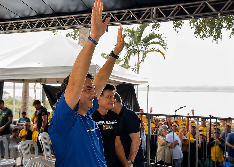 Flávio Bolsonaro é recebido por multidão de apoiadores em Altamira (PA)