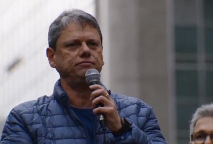 Tarcísio pressiona por anistia e critica STF em ato na Avenida Paulista