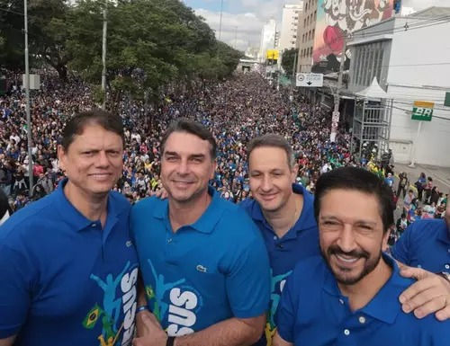 Marcha para Jesus: Flávio Bolsonaro fala em “expulsar o mal do governo”