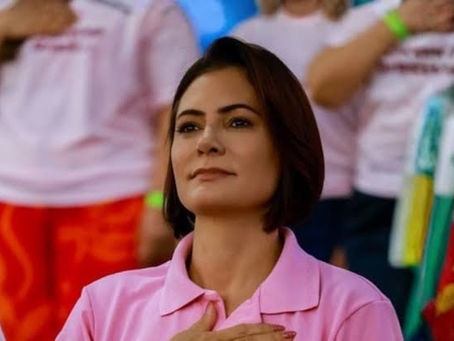 Michelle Bolsonaro recebe alta após tratar cefaleia refratária