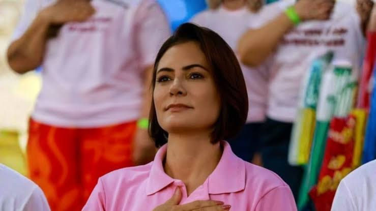 Michelle Bolsonaro recebe alta após tratar cefaleia refratária