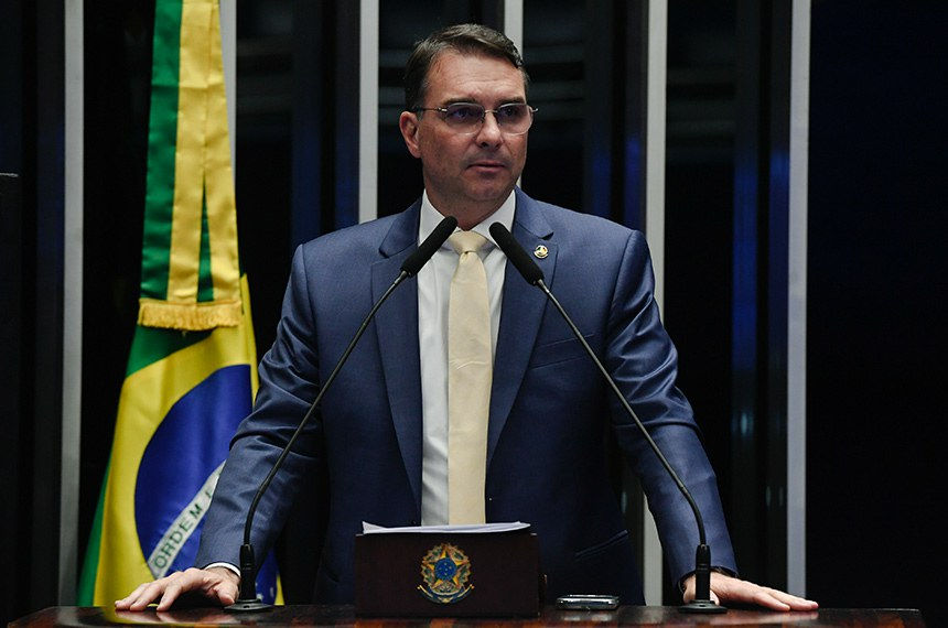 Advogado de Flávio Bolsonaro promete recorrer contra decisão de Moraes
