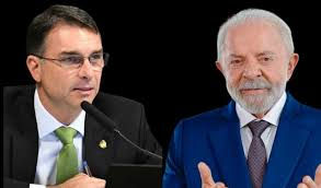 Flávio Bolsonaro ironiza Lula após fim da taxa das blusinhas