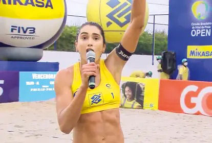 Carol Solberg é suspensa do Circuito Mundial após manifestação política