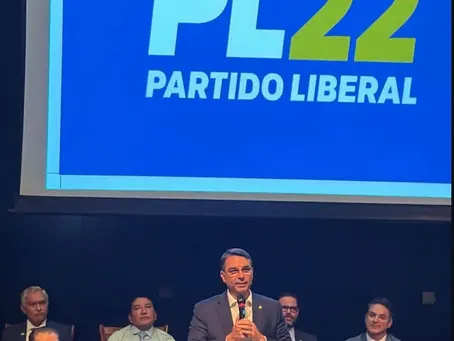 “A gente vai honrar meu pai”, promete Flávio em discurso