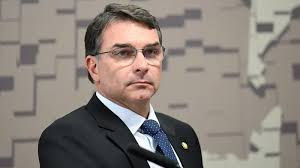  Flávio Bolsonaro critica decisão de Moraes e chama abertura de inquérito de “juridicamente frágil”