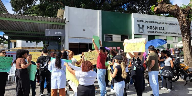 Servidores do HUJBB decretam estado de greve e protestam por reajuste salarial em Belém