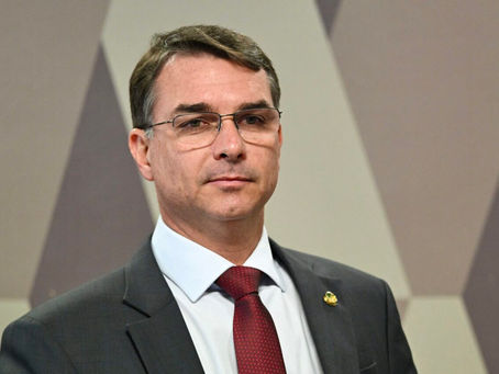 Flávio Bolsonaro registra boletim de ocorrência após ameaça em rede social