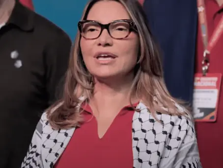 Janja usa kufyia pró-Palestina e reforça posicionamento político em evento do PT