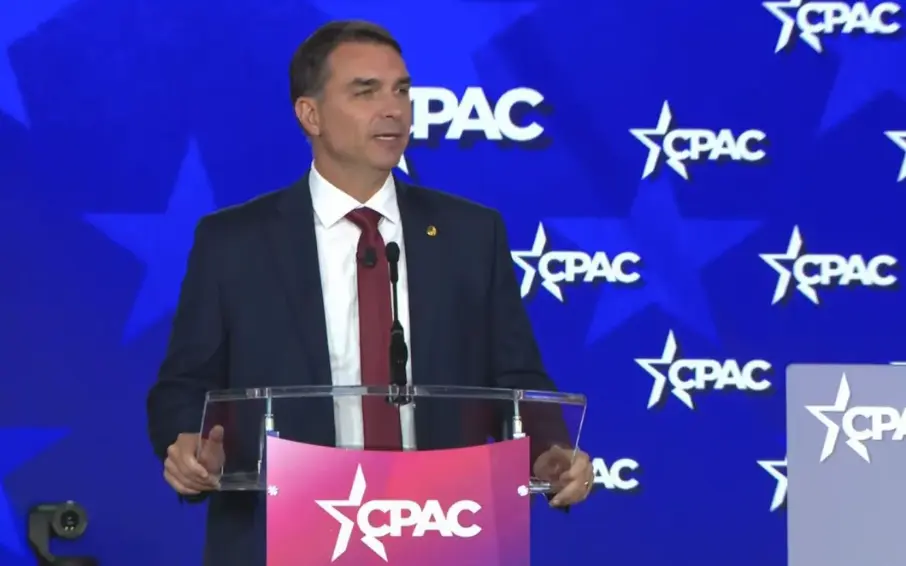 CPAC: Flávio Bolsonaro reforça pedido de atenção internacional às eleições brasileiras