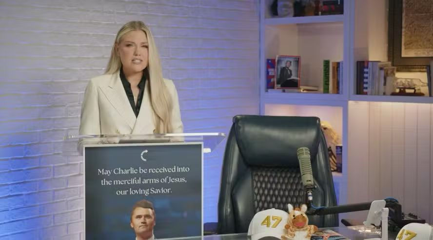 Erika Kirk promete manter vivo o legado de Charlie Kirk em emocionante primeira declaração pública