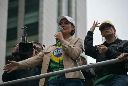 Michelle Bolsonaro é autorizada por Moraes a visitar Jair Bolsonaro neste domingo