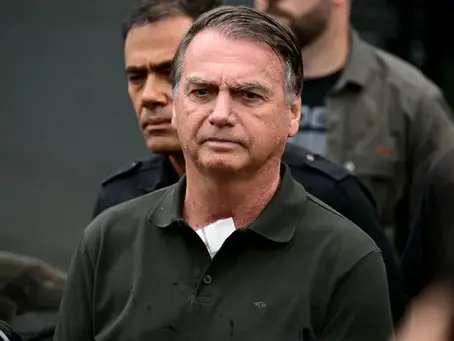 Bolsonaro é isentado em caso de posse de arma, mas agente do GSI é indiciado