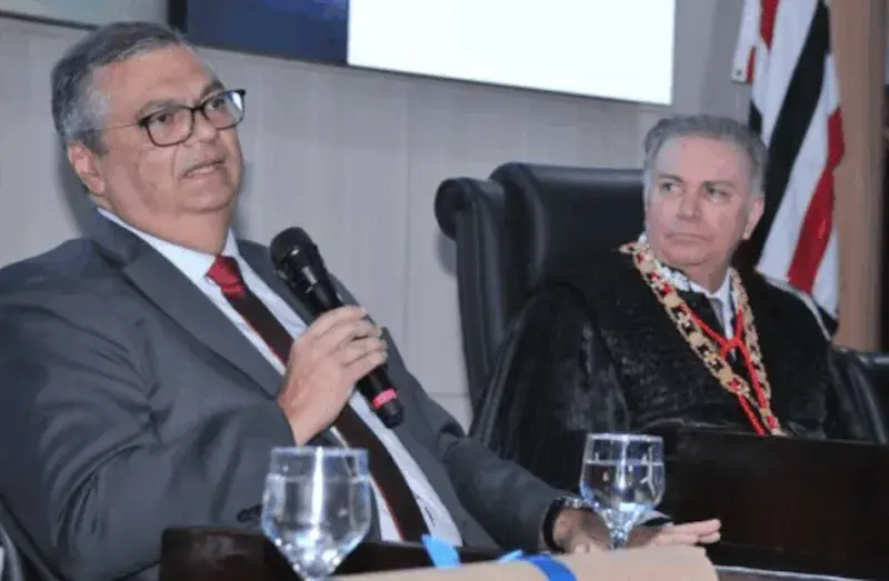 Ministro Flávio Dino e TJMA silenciam diante de denúncias sobre uso particular de veículo oficial