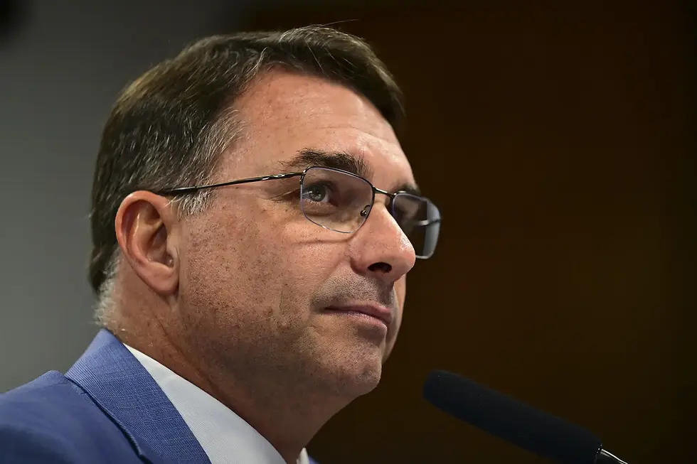 "Segredo": Flávio Bolsonaro revela que conta com apoio espiritual para campanha presidencial